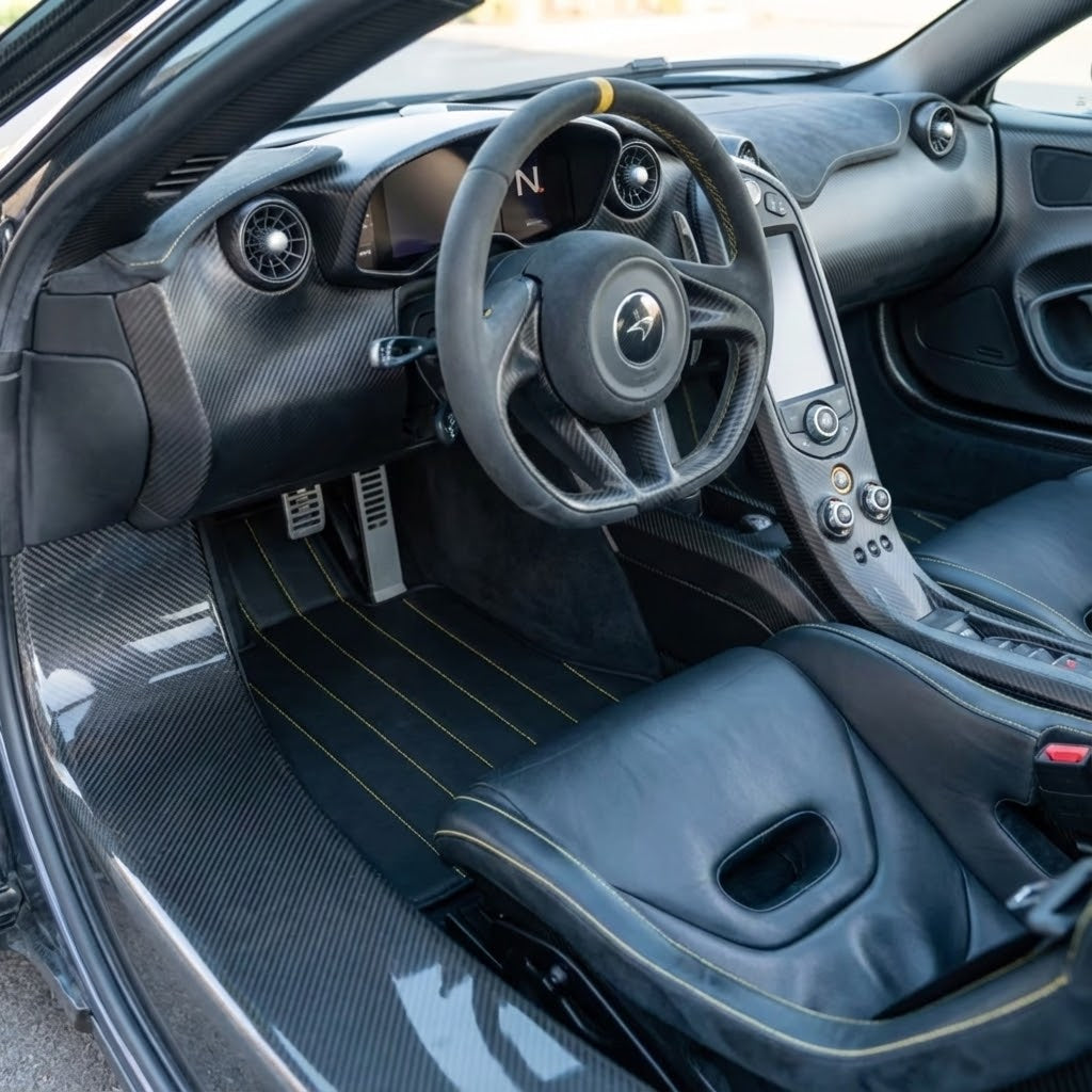 Schwarze Fußmatten für McLaren P1 (2013-2015) mit blauem Rand - AutoWin.EU