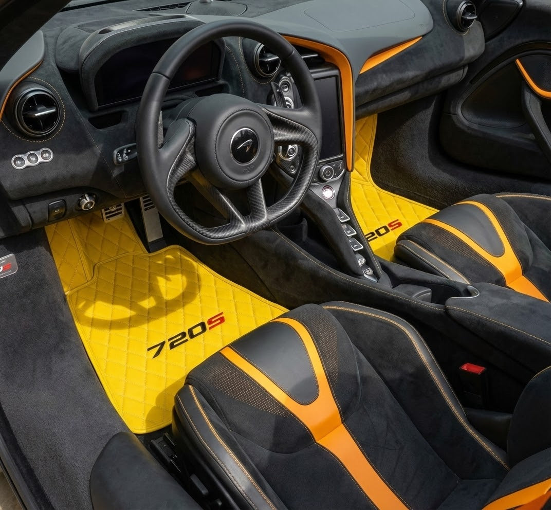 Fußmatten für McLaren 720S Alcantara, schwarze, maßgeschneiderte Teppiche mit orangefarbenen Nähten - AutoWin