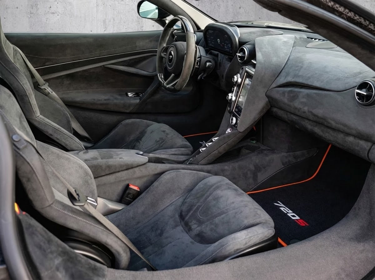 Fußmatten für McLaren 720S Alcantara, schwarze, maßgeschneiderte Teppiche mit orangefarbenen Nähten - AutoWin
