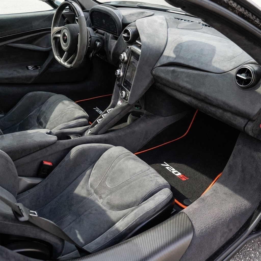Fußmatten für McLaren 720S Alcantara, schwarze, maßgeschneiderte Teppiche mit orangefarbenen Nähten - AutoWin