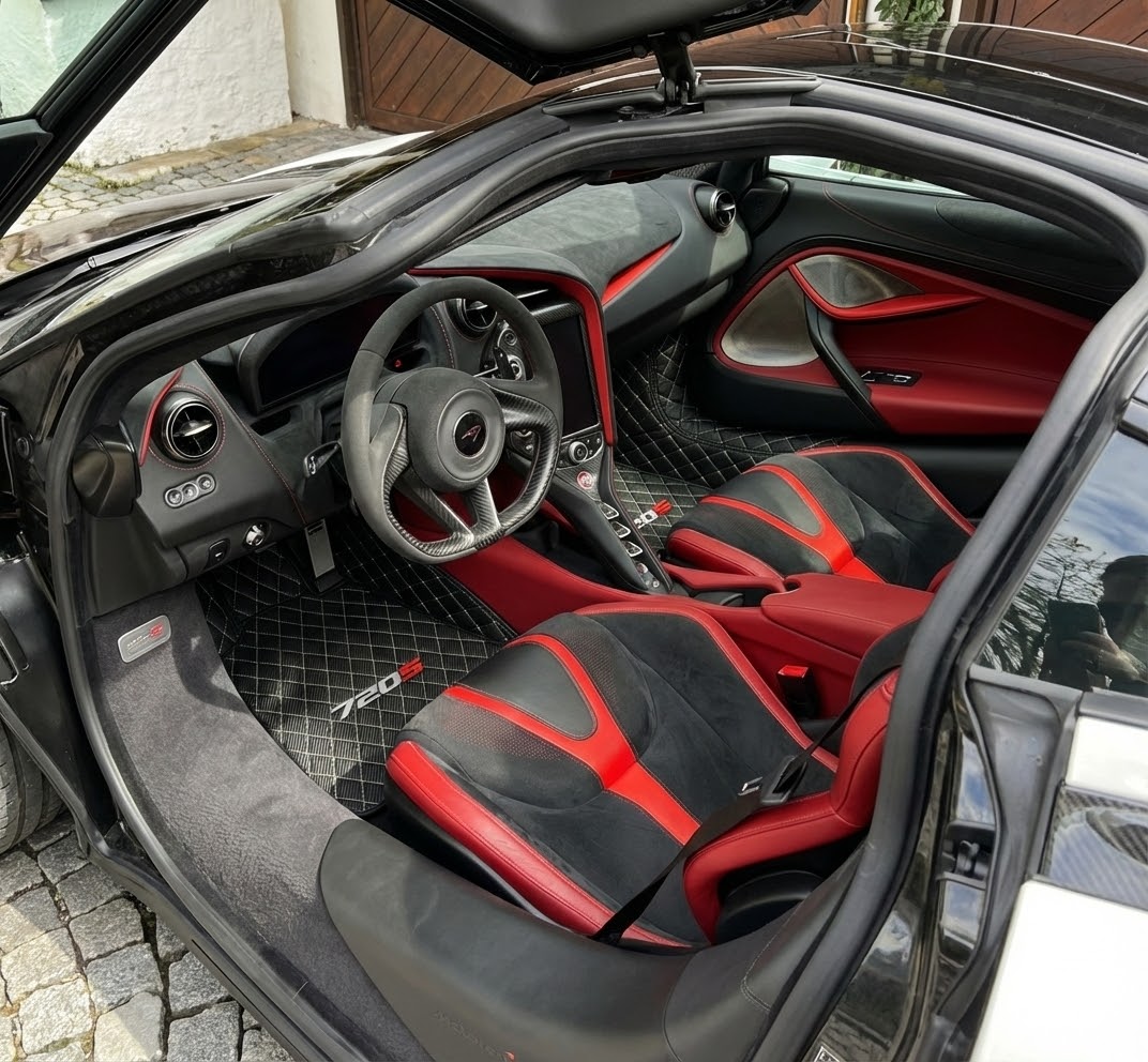 Fußmatten für McLaren 720S Alcantara, schwarze, maßgeschneiderte Teppiche mit orangefarbenen Nähten - AutoWin