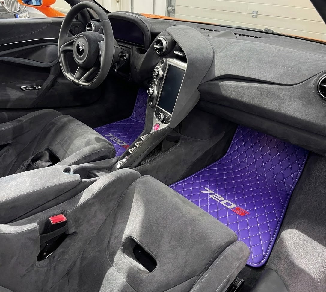 Fußmatten für McLaren 720S Alcantara, schwarze, maßgeschneiderte Teppiche mit orangefarbenen Nähten - AutoWin