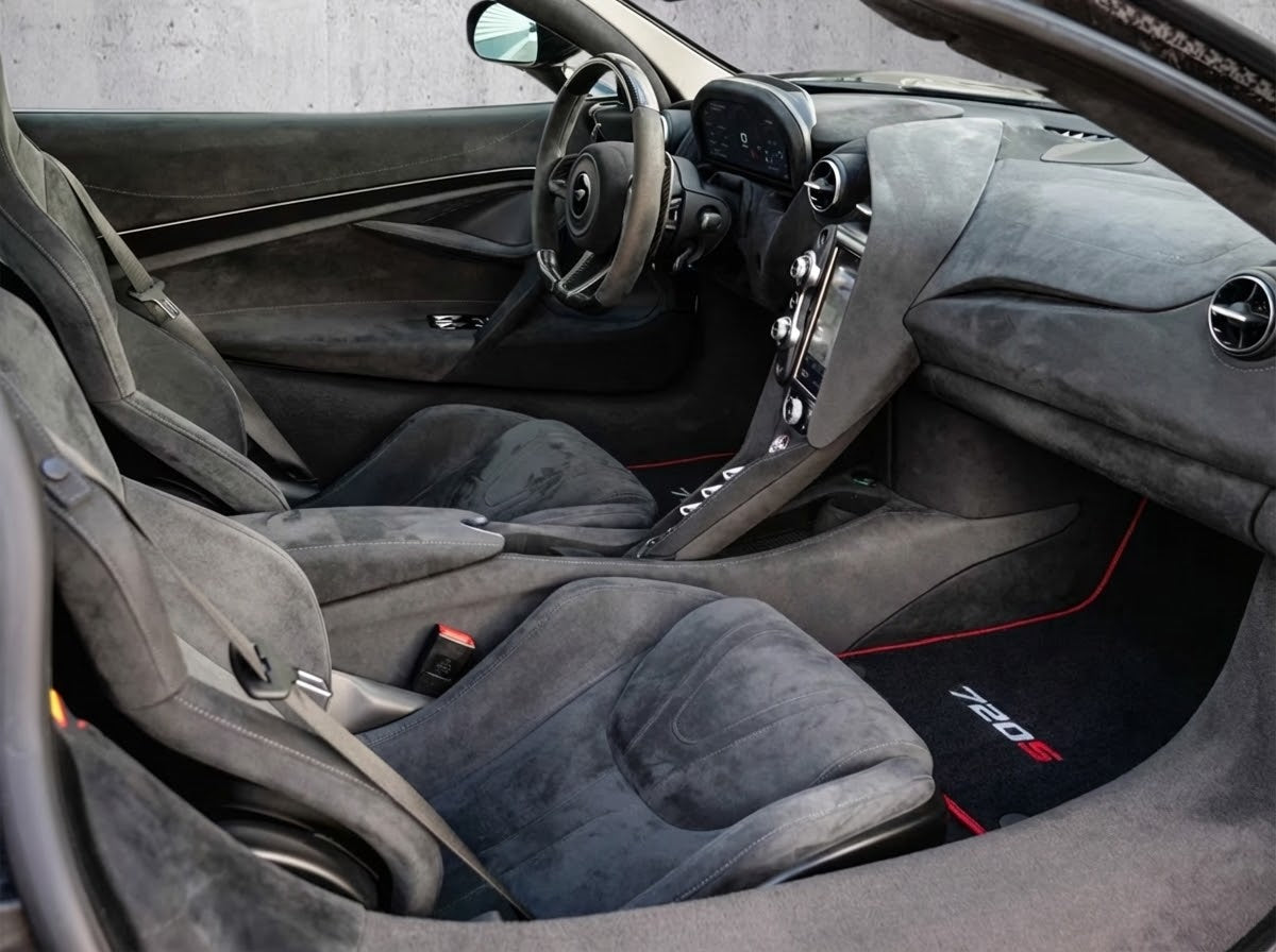 Fußmatten für McLaren 720S Alcantara, schwarze, maßgeschneiderte Teppiche mit orangefarbenen Nähten - AutoWin