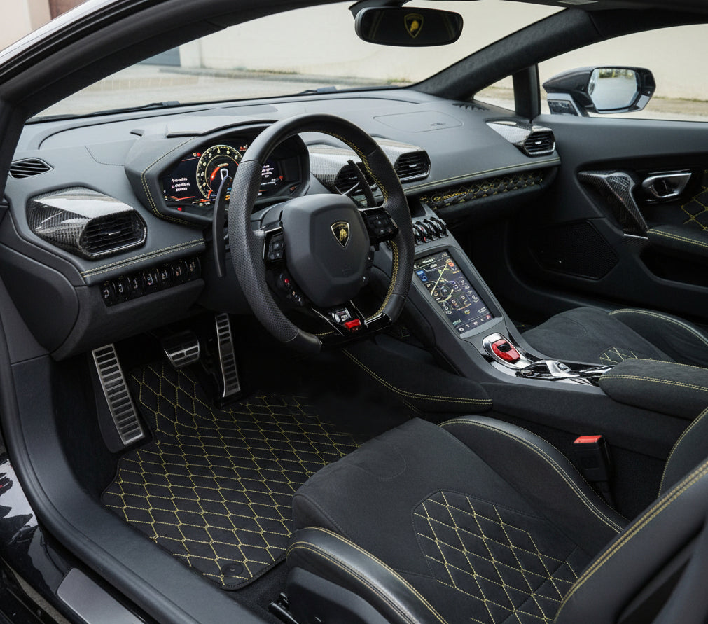 Anpassbare Lederfußmatten mit quadratischem Muster für Lamborghini Huracan EVO (2019-2024) - AutoWin