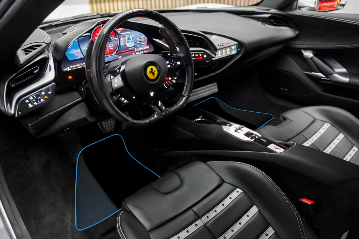 Maßgeschneiderte schwarze Fußmatten für Ferrari 296 GTB (2022-2024) mit Leder - AutoWin