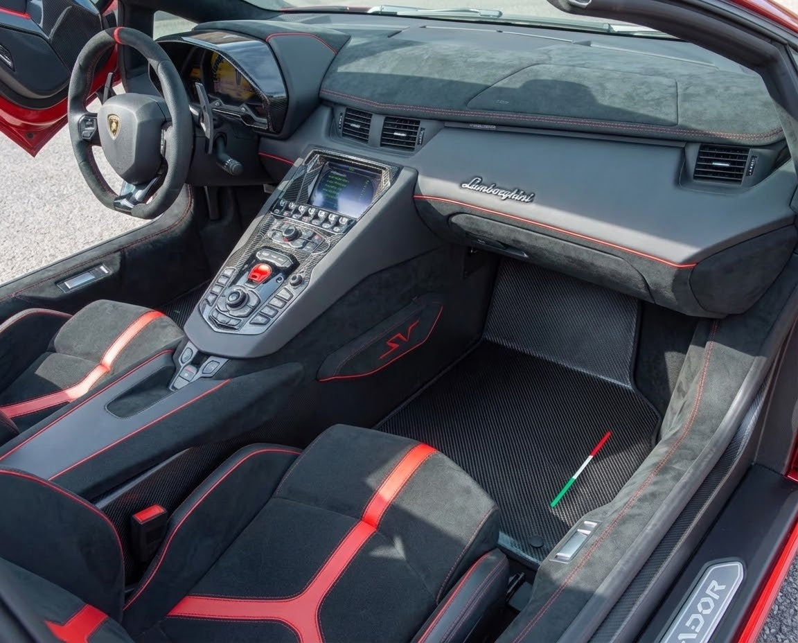 Tappetini personalizzabili per Lamborghini Aventador SVJ in pelle e carbonio edizione limitata