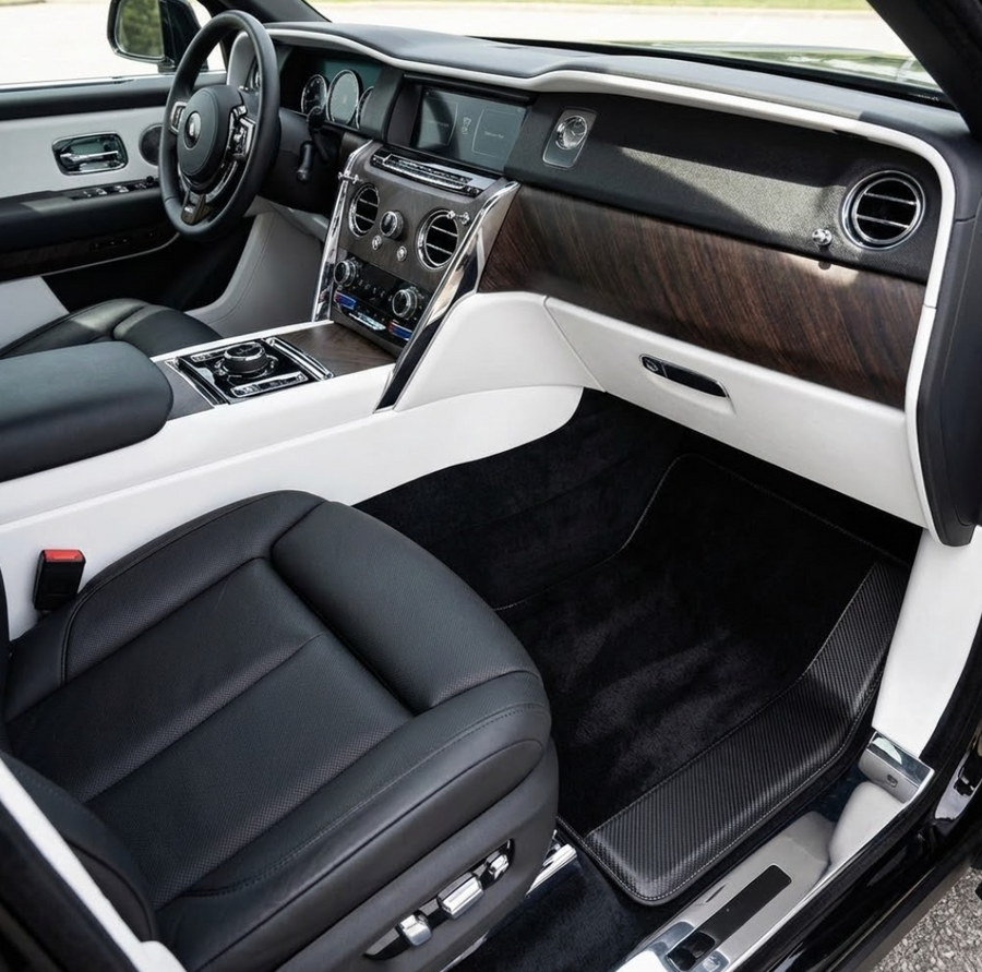Maßgefertigte schwarze Fußmatten für Rolls Royce Cullinan mit Carbonfaser-Leder