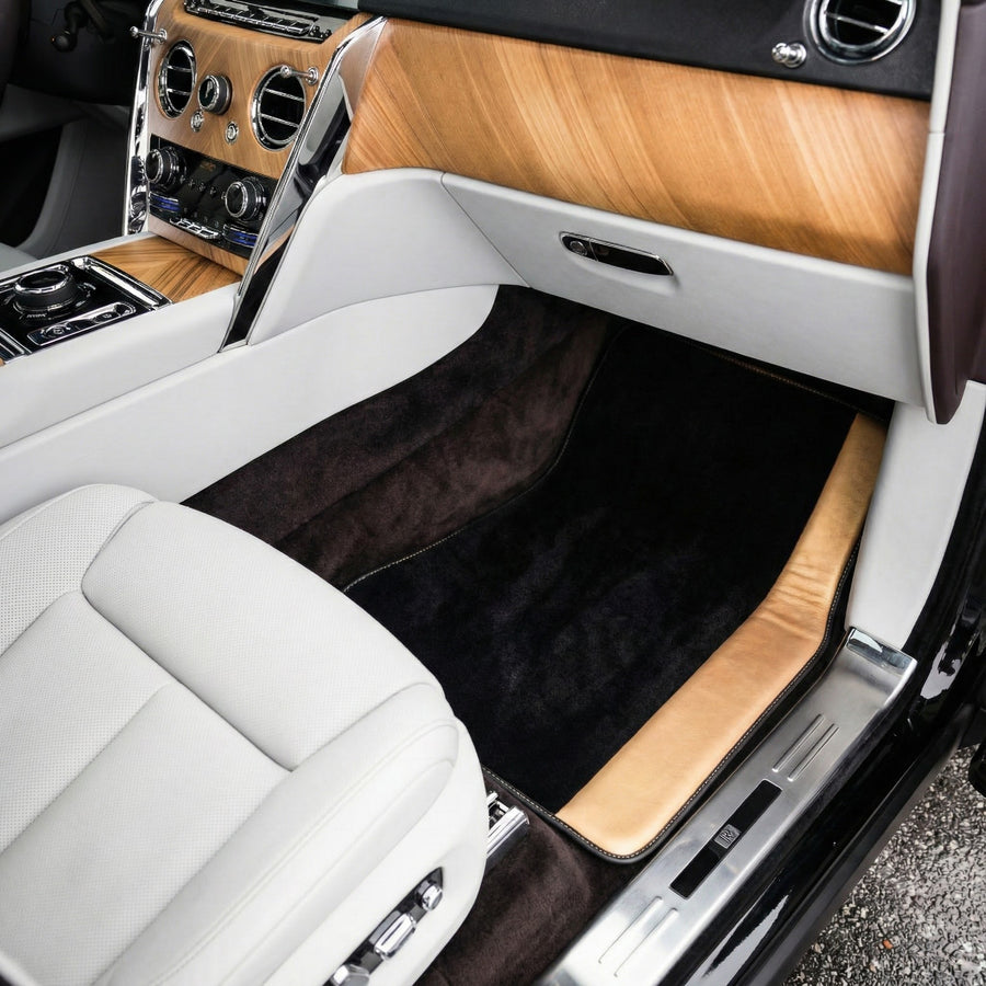 Schwarze Fußmatten für Rolls Royce Cullinan (2018-2025) mit goldenem Leder