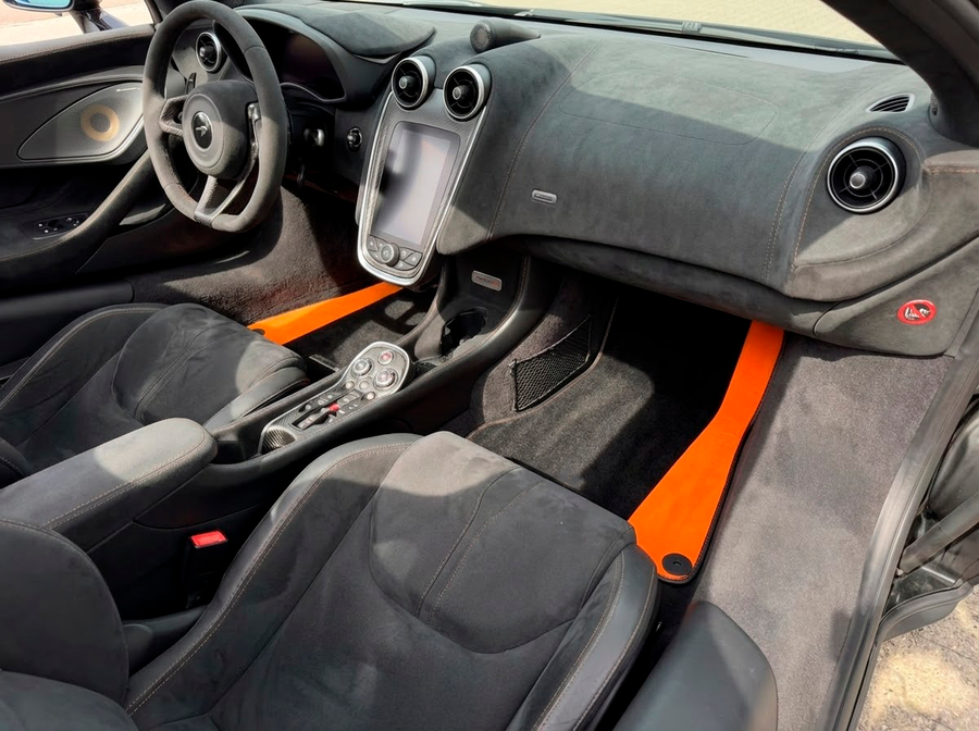 Schwarze Autofußmatten für McLaren 600 LT (2018-2020) mit orangefarbener Alcantara-Leder