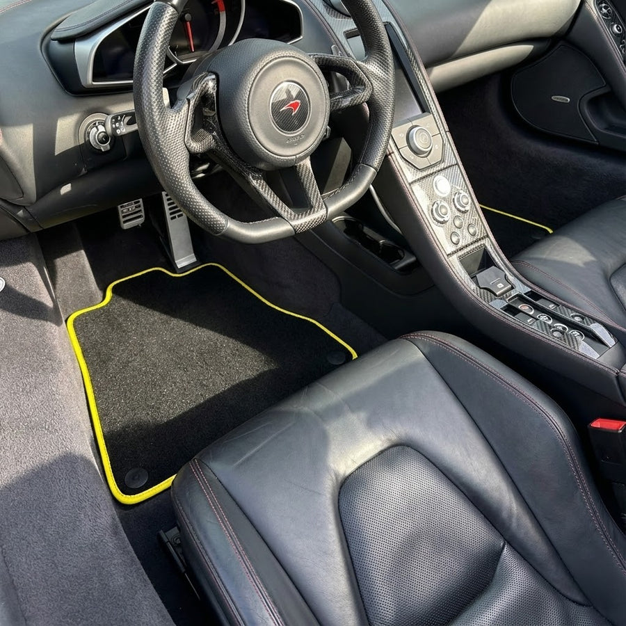 Tappetini per auto per McLaren MP4-12C (2011–2014) moquette nera su misura con bordo giallo