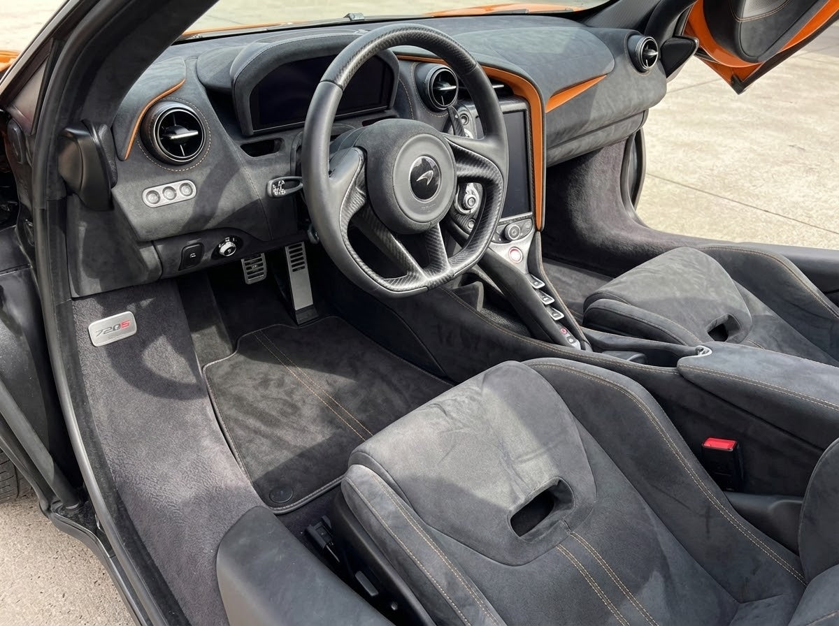 Fußmatten für McLaren 720S Alcantara, schwarze, maßgeschneiderte Teppiche mit orangefarbenen Nähten