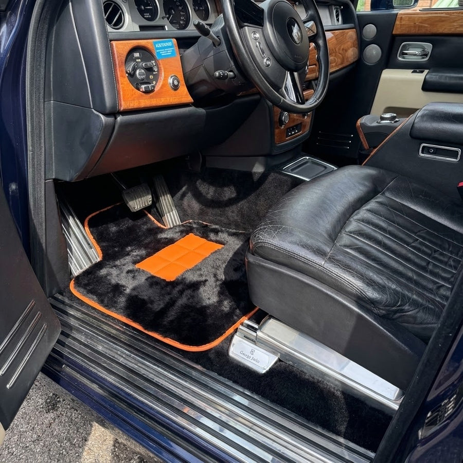 Schwarze Schaffell-Fußmatten für Rolls-Royce Phantom Drophead Coupé (2007-2016), orangefarbener Lederbesatz