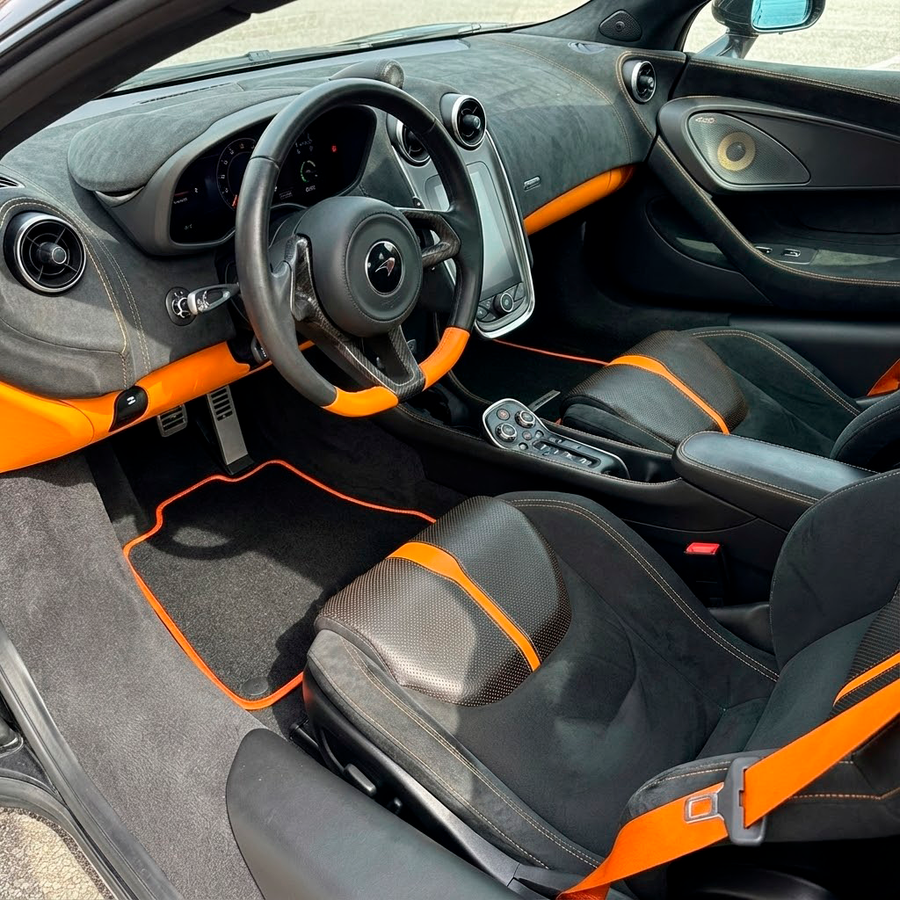 Autofußmatten für McLaren 570S (2015-2021) Schwarz Maßgeschneidert mit Orangen Rand