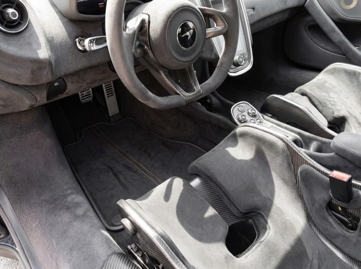 Tapis de voiture en cuir violet et noir pour McLaren 600 LT (2018-2020) | Bord noir - AutoWin