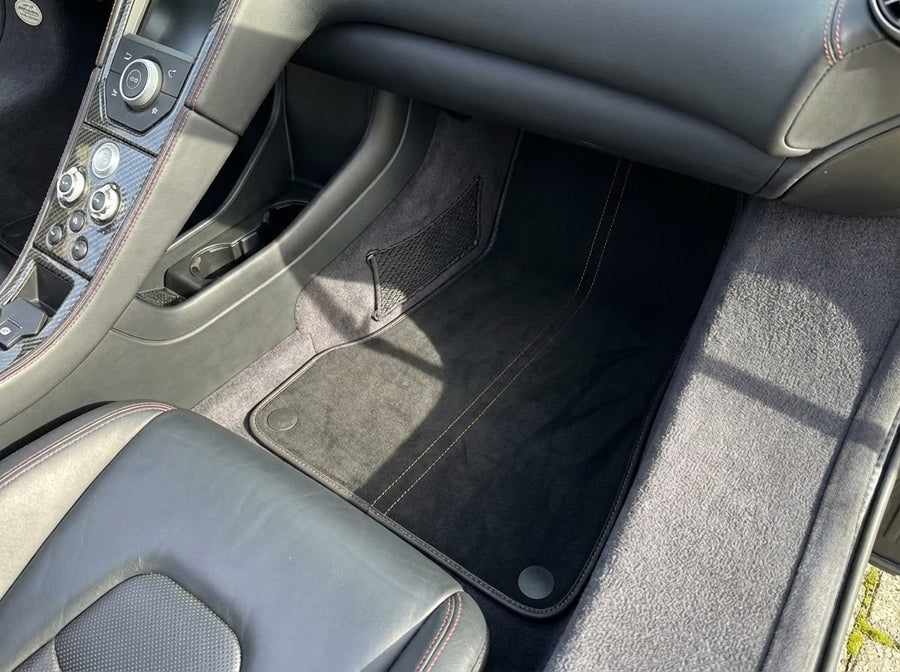 Fußmatten für McLaren 720S Alcantara, schwarze, maßgeschneiderte Teppiche mit orangefarbenen Nähten