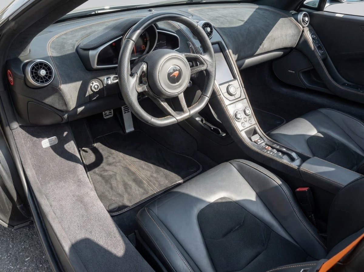 Tappeti per auto per McLaren 650S (2015-2018) in Alcantara nera su misura con cuciture arancioni
