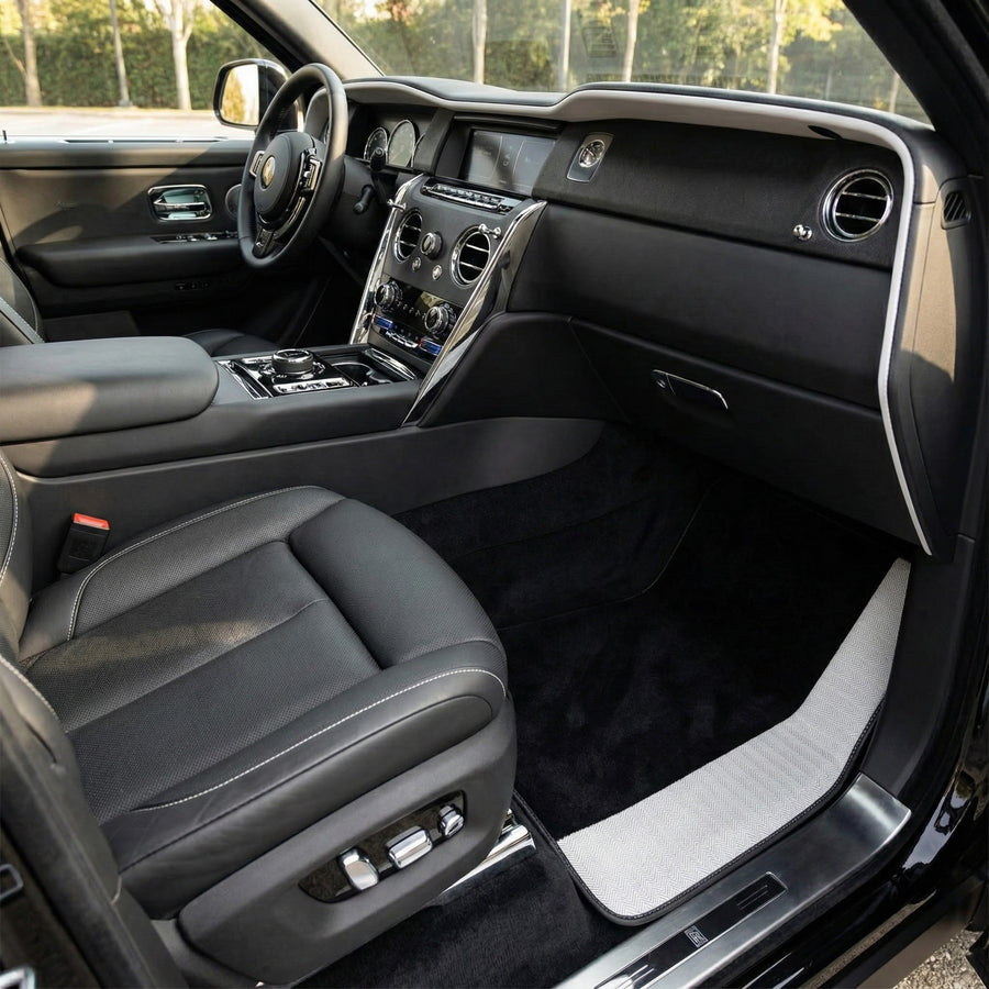 Schwarze Fußmatten für Rolls Royce Cullinan 2018–2025 mit grauen Lederrändern