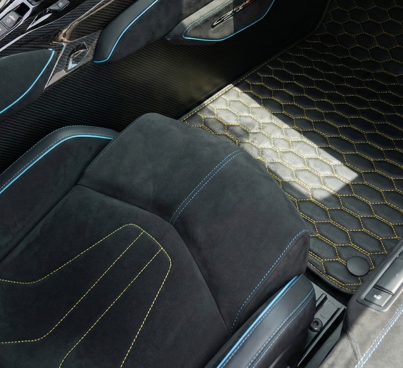 Personalisierbare Leder-Fußmatten mit Linienmuster für Lamborghini Centenario (2016-2017) - AutoWin