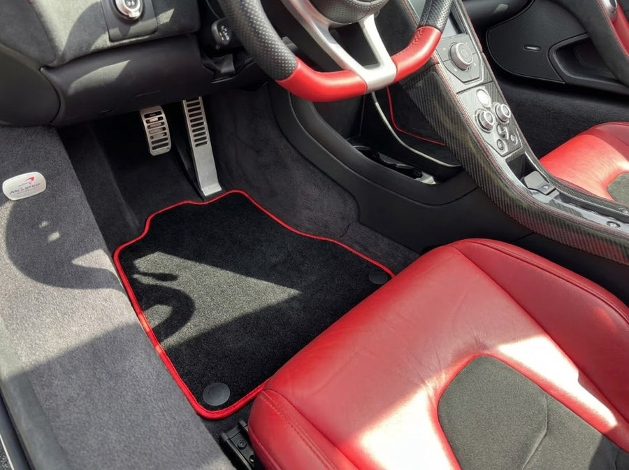 Autofußmatten für McLaren MP4-12C (2011–2014) Schwarz Maßgeschneidert mit Rotem Trim