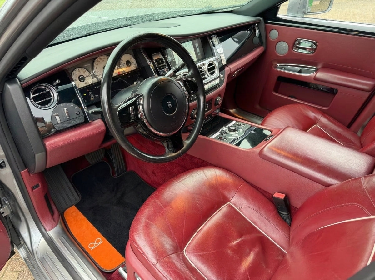 Tappetini neri per auto Rolls Royce Black Badge Ghost Series II (2021-2024) con Alcantara arancione