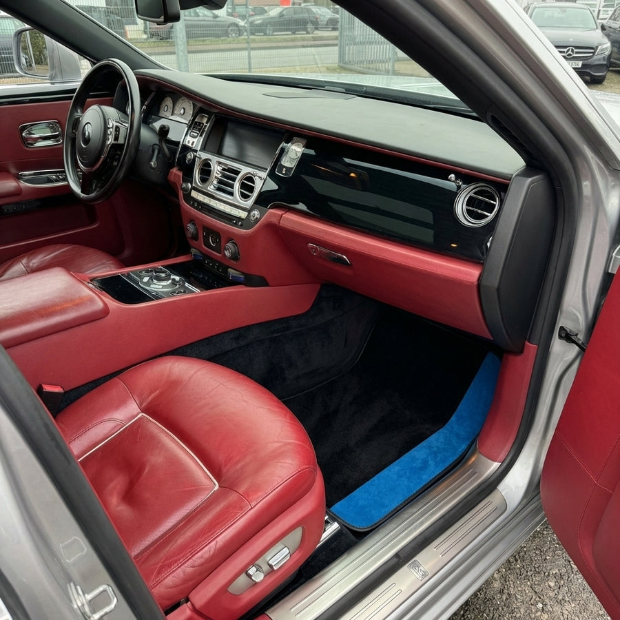 Tapis de voiture sur mesure noirs pour Rolls Royce Ghost Series II (2021-2024) avec Alcantara bleue
