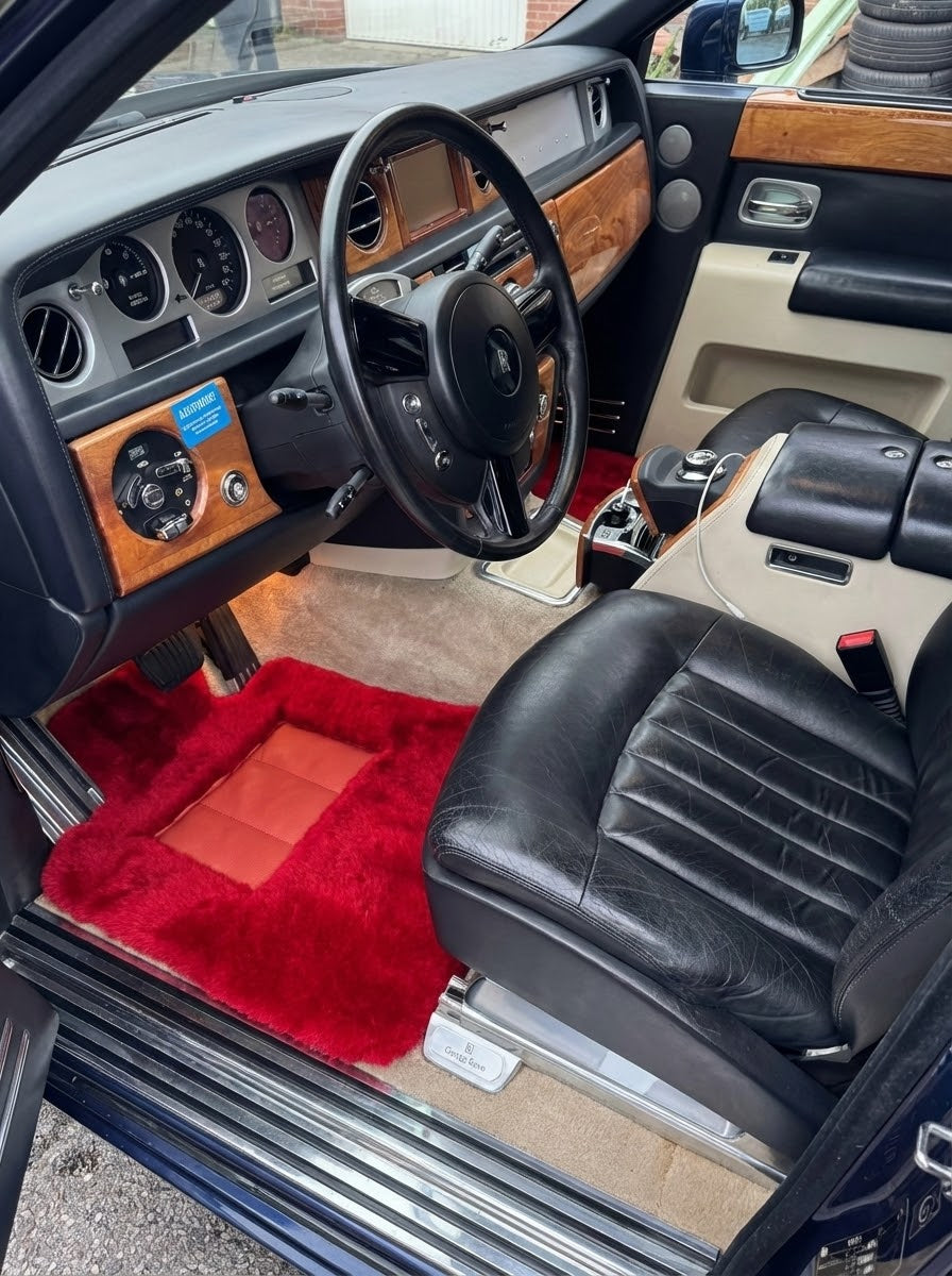 Rote Lammfell Autofußmatten für Rolls Royce Phantom VIII (2017-2024) ER56 Design Marke