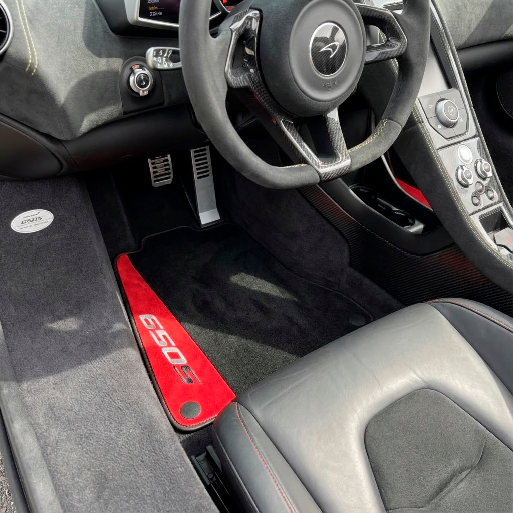 Alfombrillas de coche negras para McLaren 650S personalizadas con cuero Alcantara rojo