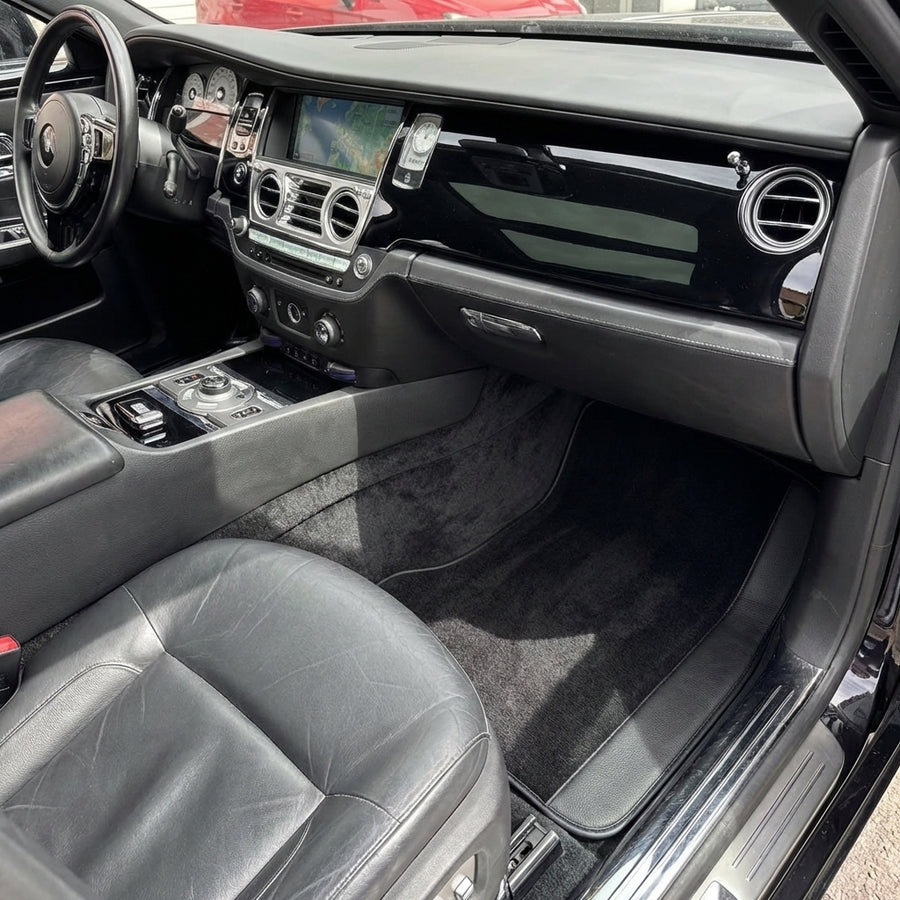 Maßgeschneiderte schwarze Fußmatten für Rolls Royce Ghost Series II (2021-2024) mit schwarzem Leder