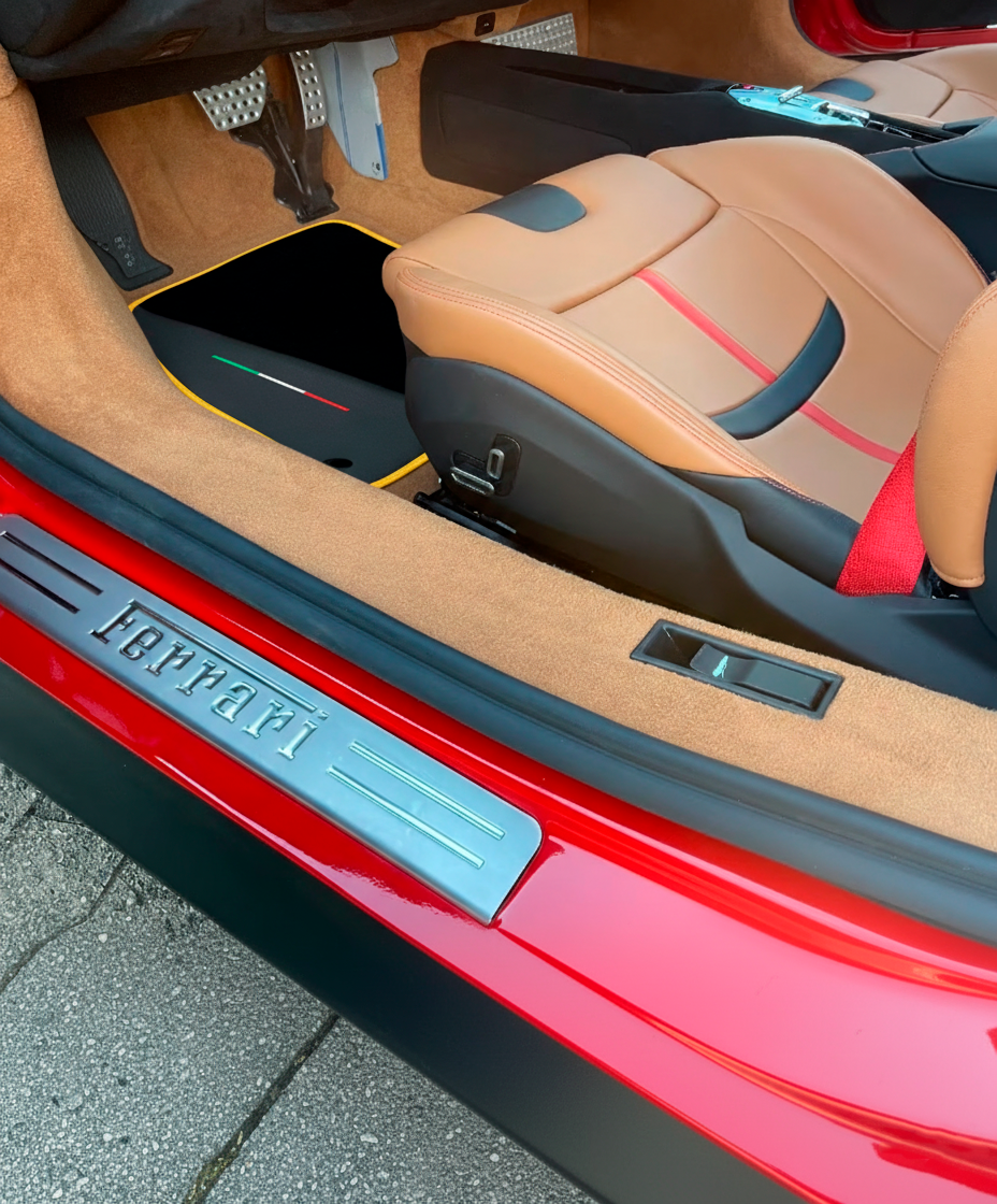 Tappetini Neri per Ferrari SF90 Stradale (2019-2024) con Pelle e Rifinitura Gialla