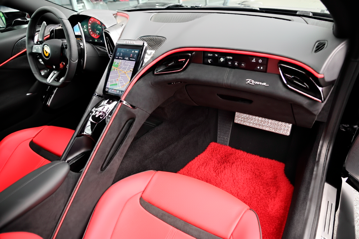 Tappetini in pelle di pecora rossa per Ferrari Roma (2021-2024)