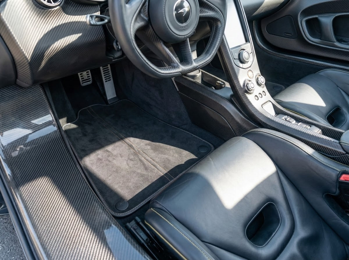 Tappetini neri per auto McLaren P1 (2013-2015) con Alcantara | Cucitura arancione