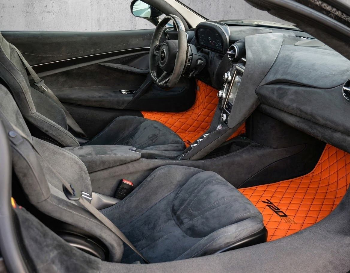 Tapis de voiture en cuir pour McLaren 720S noir sur mesure avec couture jaune - AutoWin