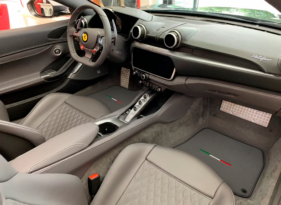 Graue Fußmatten für Ferrari Portofino (2018–2023), italienische Ausgabe