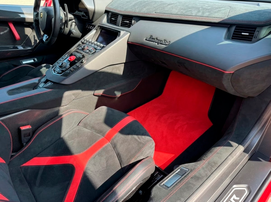 Alfombrillas de coche rojas personalizables para Lamborghini Aventador con cuero Alcántara