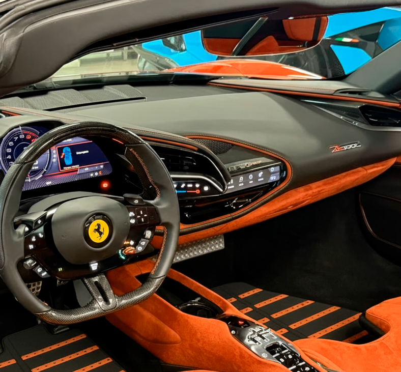Graue Leder-Fußmatten mit orangefarbenem Daytona-Design für Ferrari SF90 Stradale (2019-2024)
