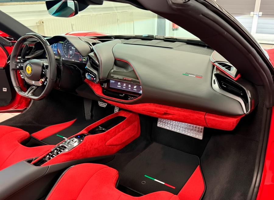 Tappetini per auto neri per Ferrari SF90 Stradale (2019-2024) con pelle Alcantara rossa