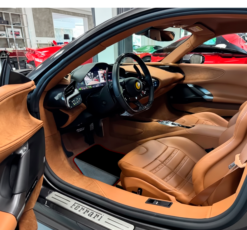 Tapis de voiture noirs pour Ferrari SF90 Stradale (2019-2024) avec bord rouge