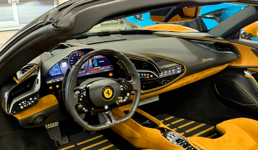 Tappetini in pelle nera con design Daytona giallo per Ferrari SF90 Stradale (2019-2024)