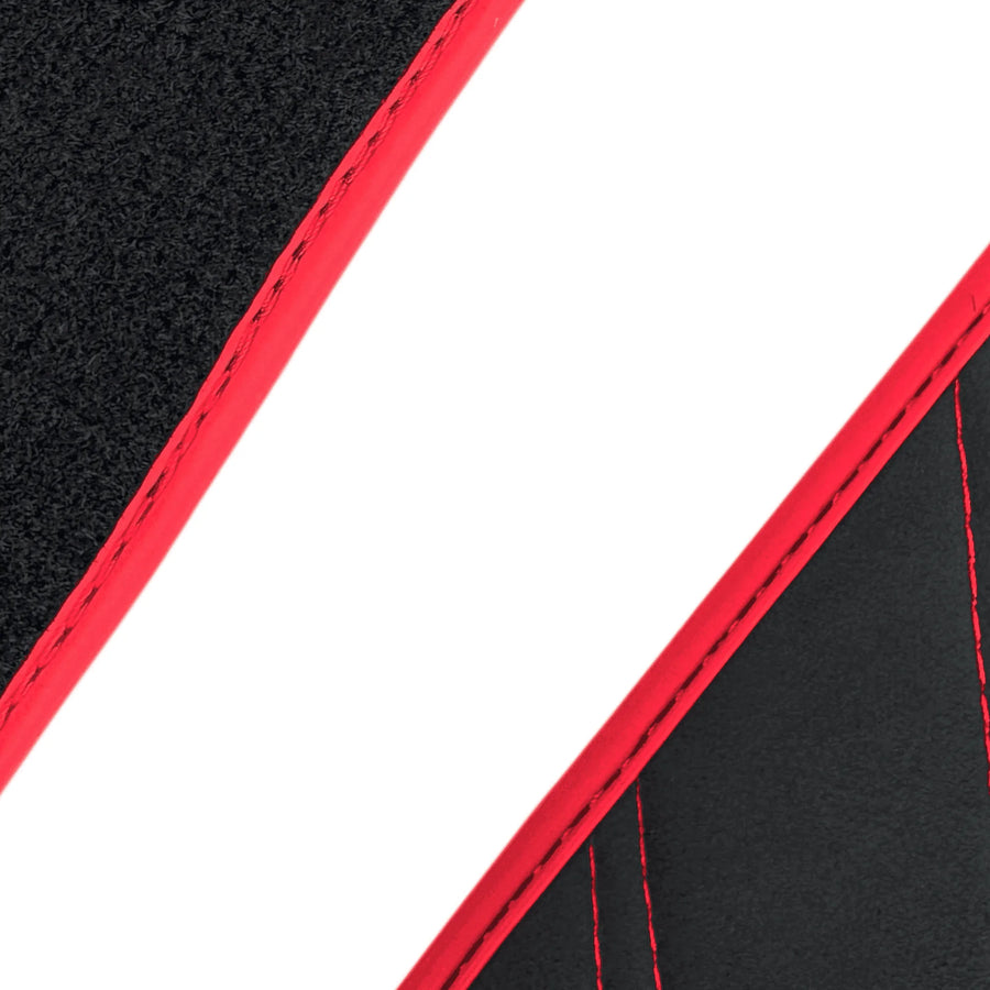 Tapis de sol en Alcantara noir pour Ferrari 488 GTB (2016-2022) avec accents en Alcantara rouge