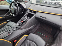 Tappetini per auto in pelle Alcantara personalizzabili per Lamborghini Aventador | Cucitura Rossa