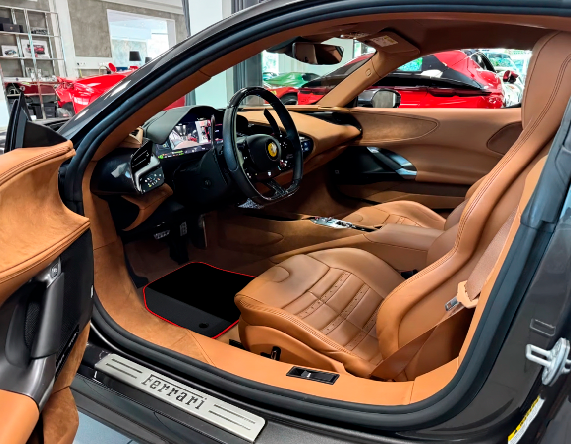 Alfombrillas Negras para Ferrari SF90 Stradale (2019-2024) con Cuero y Ribete Rojo