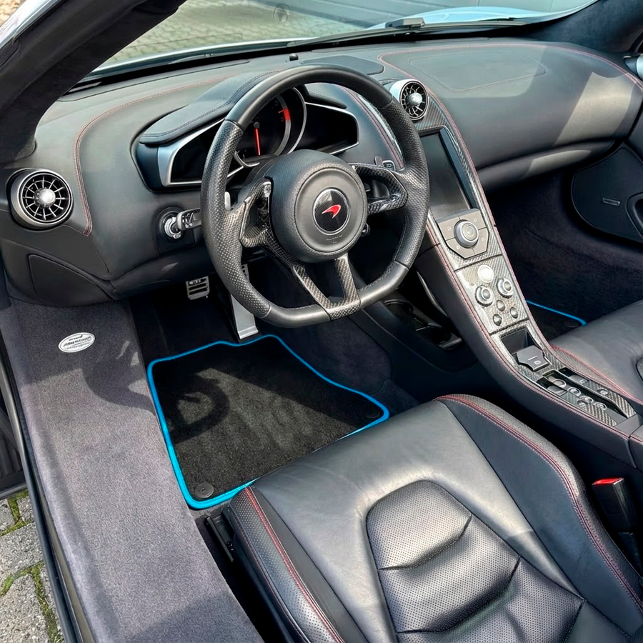 Schwarze Fußmatten für McLaren 600 LT (2018–2020) mit blauem Rand
