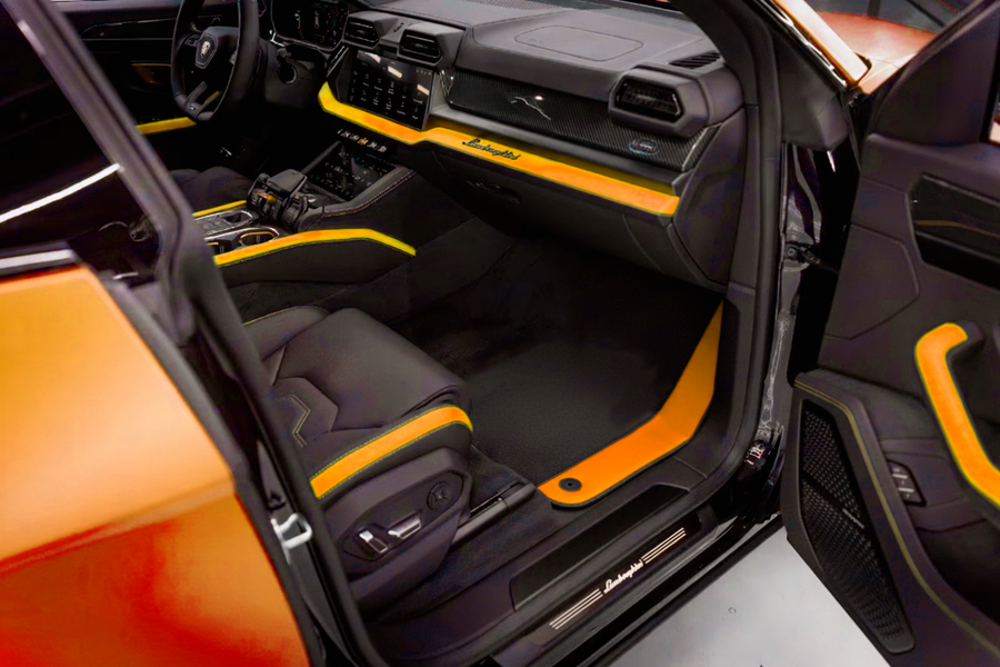 Passgenaue schwarze Autofußmatten für Lamborghini Urus S mit orangefarbenem Alcantara-Leder