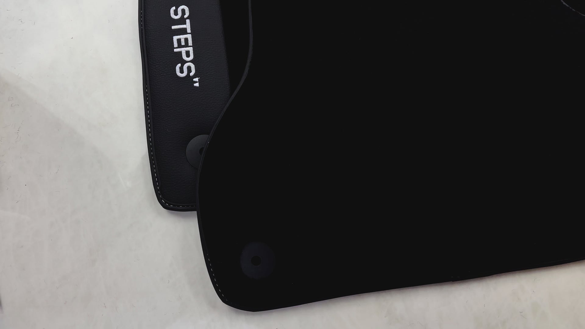 Schwarze Fußmatten für A4 - B9 Avant (2019-2023) | Fluoreszierendes „NO STEPS“-Logo - AutoWin