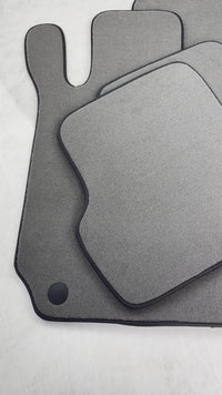 Graue Fußmatten für Mercedes-Benz C-Klasse W204 (2007–2014).