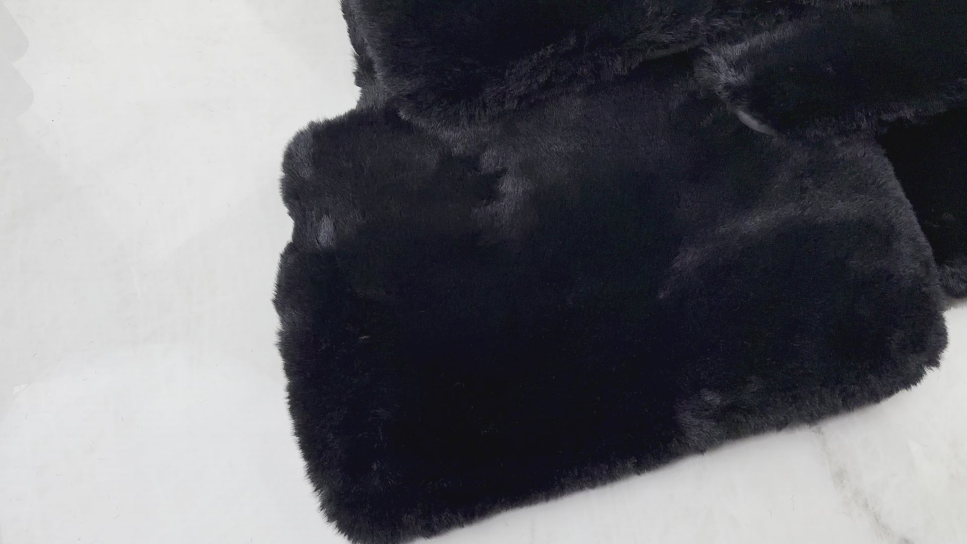 Alfombrillas de piel de oveja negra para Mercedes Benz E-Class W213 Sedan (2020-2023) | Diseño ER56 - ER56 Design