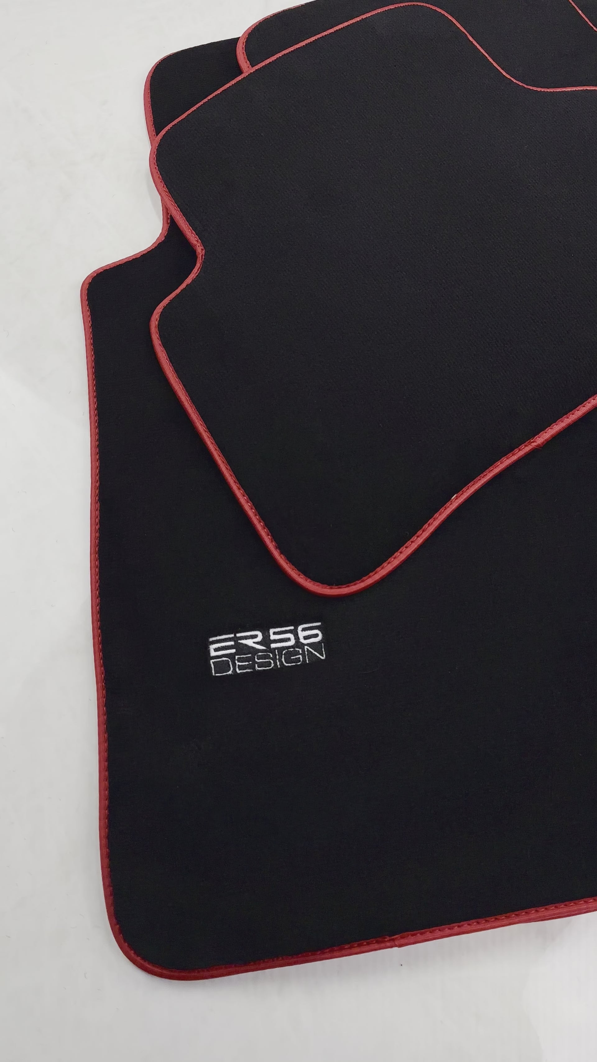 Tapis de voiture noir pour Mercedes-Benz Classe C W202 (1993-2000) Design ER56 | Bord rouge - ER56 Design