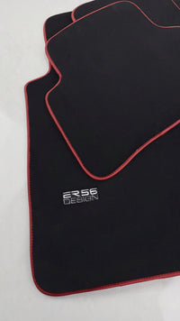 Schwarze Fußmatten für Mercedes-Benz C-Klasse W202 (1993–2000) ER56 Design | Roter Besatz