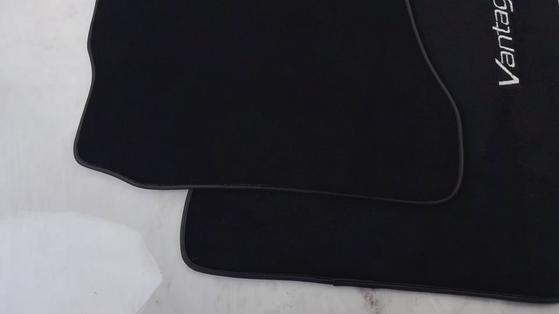 Tappetini neri per auto per Aston Martin V8 Vantage (2005–2023) - AutoWin