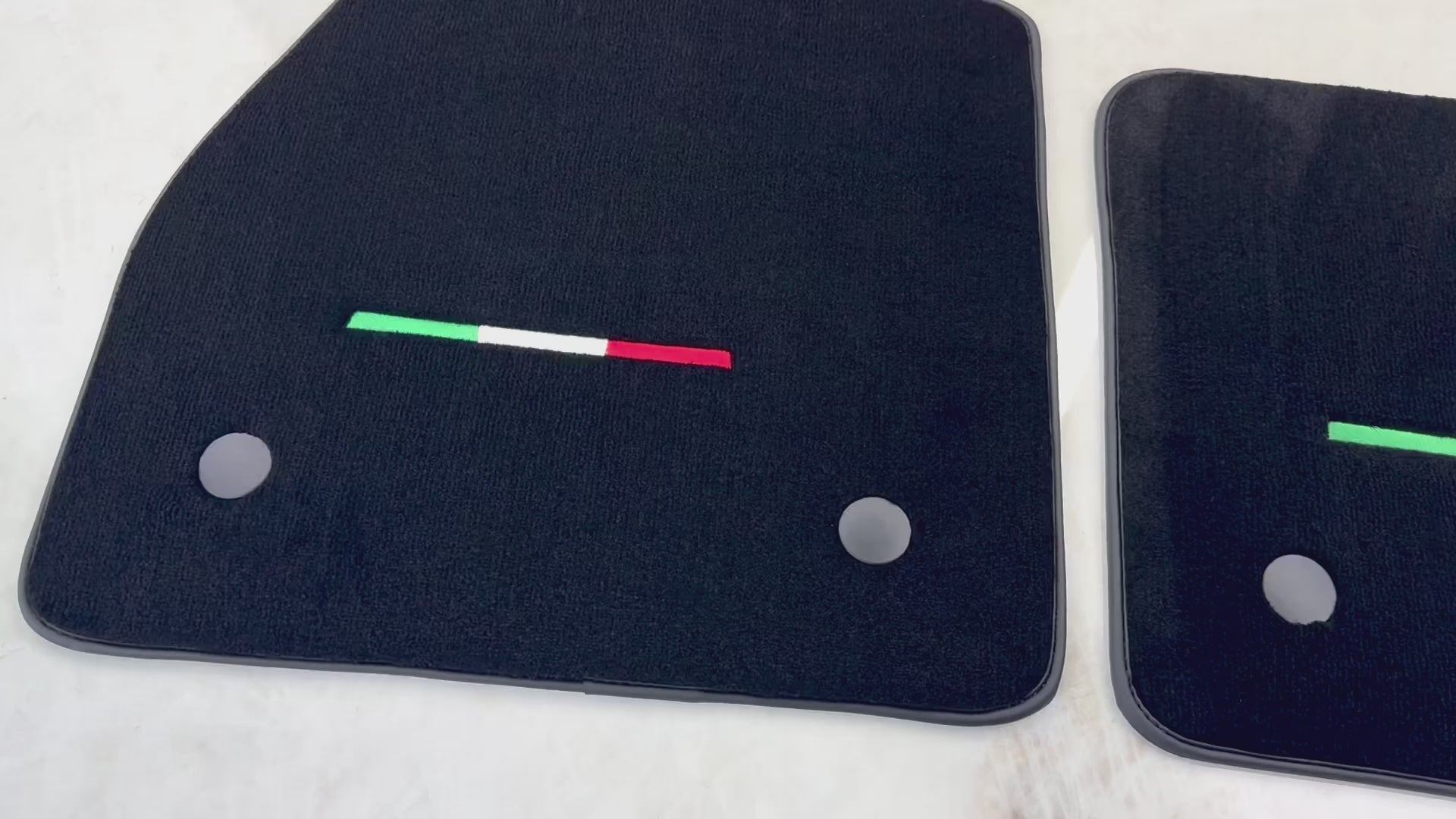 Tapis de voiture noirs pour Maserati MC20 (2020-2023) Édition Italie | Couleurs de finition variées - AutoWin